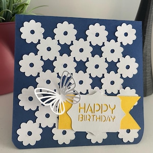 Biglietto di auguri di compleanno blu fatto a mano con margherite bianche e farfalla 3D – Interno vuoto – Prodotto in Canada