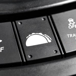 Peut inclure: Gros plan sur trois boutons noirs avec des icônes et du texte blancs. Les boutons indiquent "OFF", "TRACK" et "OFF".