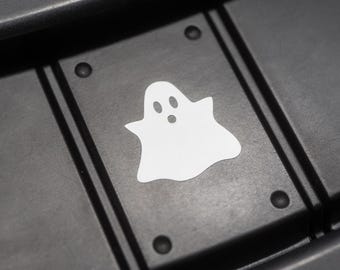 Naklejka na guziki Ghost Blank dostępna w 3 rozmiarach. Pasuje do wszystkich pustych guzików samochodowych! Każde zamówienie zawiera 2 sztuki. Wykonana z wysokiej jakości winylu.