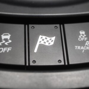 Tom knappdekal med RACE FLAG-motiv. 3 storlekar. 2x per beställning. Passar alla tomma bilknappar! Tillverkad med högpresterande premiumvinyl.