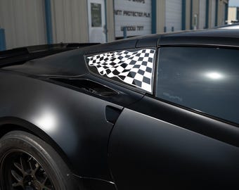 Naklejka z białą flagą wyścigową w szachownicę, pasująca do tylnej bocznej szyby. Pasuje do modeli Corvette, w tym Stingray, Grand Sport i Z06.