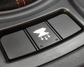 Naklejka samochodowa na pusty przycisk Anvil w 3 rozmiarach. Wykonana z wysokowydajnego winylu. Pasuje do pustych przycisków!