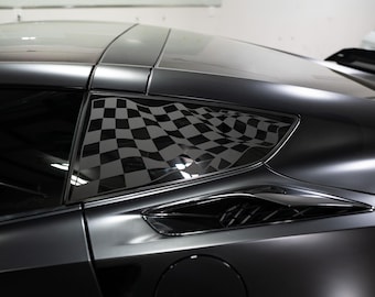 Matowoczarna naklejka z flagą wyścigową w szachownicę, pasująca do tylnej szyby bocznej. Pasuje do modeli Corvette, w tym Stingray, Grand Sport i Z06.