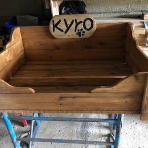 再利用された木材から作られた、パーソナライズされた手作りの犬用ベッド