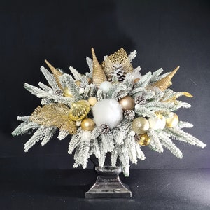 Christmas arrangement, Advent wreath, table decoration, composition with ceramic vase, table decoration, table arrangement, elegant New Year&#39;s composition