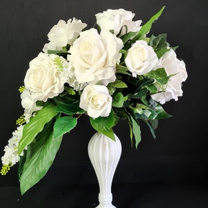 Decoration made of artificial flowers, decor, table decoration, table arrangement, table decor, arrangement with roses