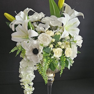 Summer decoration made of artificial flowers, summer decoration, table decoration, table arrangement, table decoration