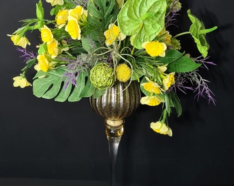 Spring arrangement of artificial flowers, spring decoration, table decoration, table arrangement