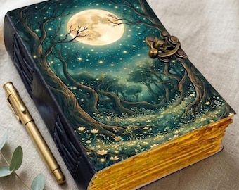 Op de afbeelding: Een rechthoekig dagboek met een donkere kaft met een volle maan, sterrenhemel en bosscène. Het boek heeft een metalen sluiting en dikke, geelkleurige pagina's met een onregelmatige rand. Een goudkleurige metalen pen ligt naast het dagboek.