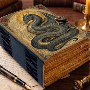 Pode incluir: Um diário de capa dura com lombada azul-escura e uma capa com uma ilustração detalhada de um dragão enrolado em tons de azul e dourado. O livro tem páginas de papel envelhecido com bordas irregulares e um fecho de metal na lateral.