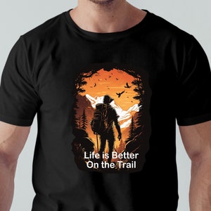 Das Leben ist besser auf dem Weg TShirt-Design, Wandershirt, Outdoor-Typ, Abenteuer, Pfade finden, Bergsteigen, Gildan 5000