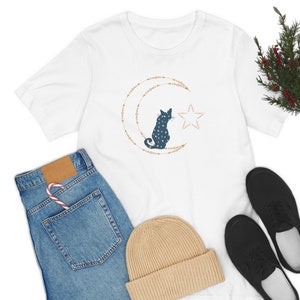 Camicia Celestial Cat & Moon, Maglietta Sun Moon Stars, Maglietta Mistica, Luna e Stelle, Maglietta Boho, Camicia Cat Lady, Maglietta Bella 3001
