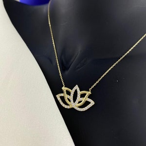 Collar con colgante de loto de oro macizo auténtico de 14 k: delicada joyería con loto