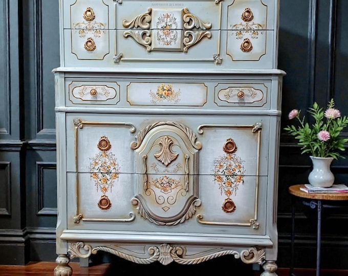 1930s Antique French Provincial Chest of drawers/ Dresser
