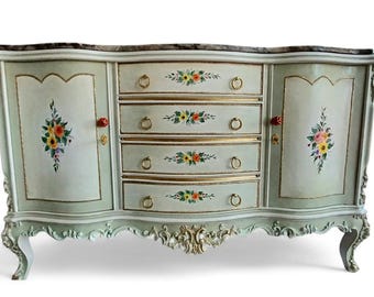 Credenza in stile provenzale francese dipinta a mano, color verde acqua, con piano in marmo.