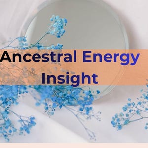 Può includere: Uno specchio rotondo è circondato da delicati fiori blu. Il testo "Ancestral Energy Insight" è visualizzato su uno striscione rettangolare arancione. Lo sfondo è di un colore morbido e neutro.