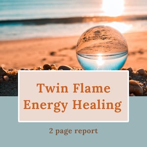 Könnte beinhalten: Eine Kristallkugel, die einen Sonnenuntergang über dem Meer reflektiert, mit dem Text "Twin Flame Energy Healing" und "2 page report" auf einem beigefarbenen Hintergrund.