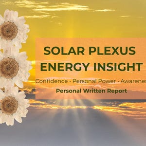 Puede incluir: Imagen con un fondo cálido, como un atardecer. Tres flores blancas parecidas a margaritas están a la izquierda. Una pancarta rectangular naranja muestra el texto "SOLAR PLEXUS ENERGY INSIGHT" y palabras clave relacionadas.