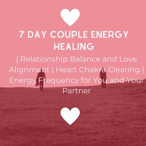 Op de afbeelding: Roze achtergrond met witte tekst die luidt "7 DAGEN KOPPEL ENERGIE GENEZING". De tekst wordt vergezeld door twee witte hartvormen. De afbeelding bevat ook de tekst: "Relatiebalans en Liefdesuitlijning | Hartchakra-reiniging | Energiefrequentie voor jou en je partner".