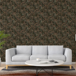 K&ouml;nnte beinhalten: Ein graues Sofa mit einem Couchtisch davor. Das Sofa steht vor einer Wand mit einer braunen und gr&uuml;nen Marmor-Mustertapete.