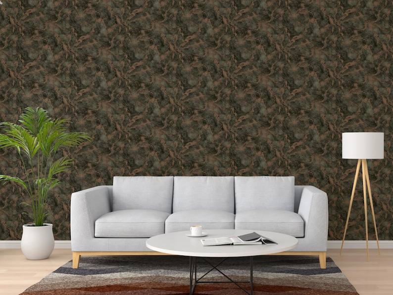 K&ouml;nnte beinhalten: Ein graues Sofa mit einem Couchtisch davor. Das Sofa steht vor einer Wand mit einer braunen und gr&uuml;nen Marmor-Mustertapete.