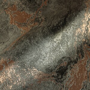 K&ouml;nnte beinhalten: Nahaufnahme einer strukturierten, metallischen Tapete mit einem Marmormuster in Graut&ouml;nen, Schwarz und Kupfer.