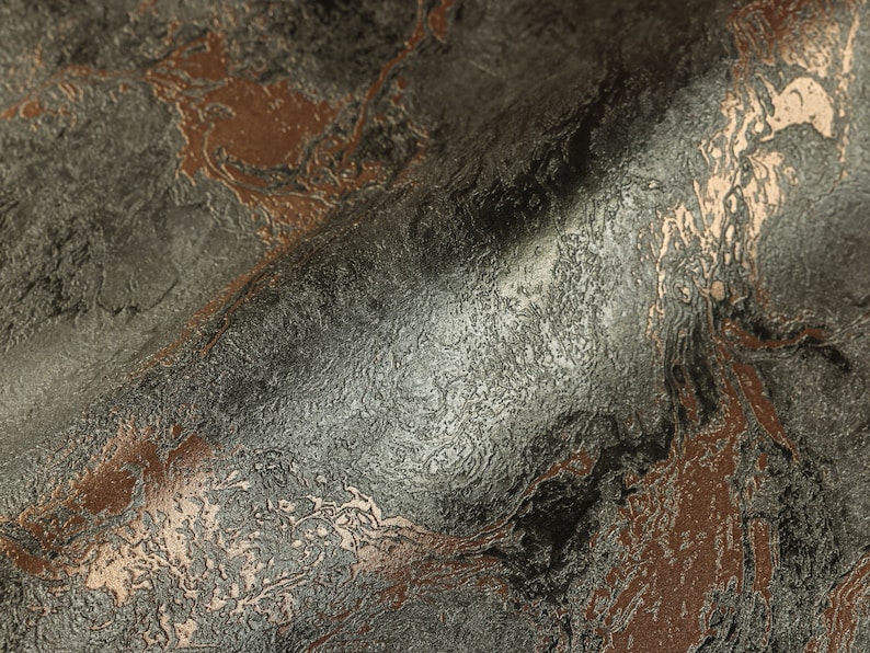 K&ouml;nnte beinhalten: Nahaufnahme einer strukturierten, metallischen Tapete mit einem Marmormuster in Graut&ouml;nen, Schwarz und Kupfer.