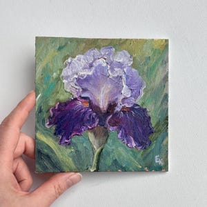 Könnte beinhalten: Eine Nahaufnahme eines Gemäldes einer lila Iris mit weißen Blütenblättern und grünem Hintergrund.