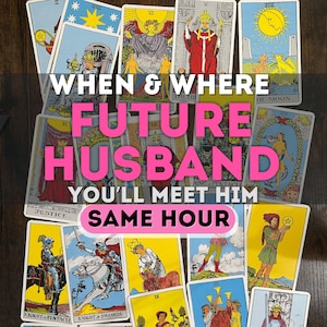 Könnte beinhalten: Eine Ansammlung von Tarotkarten mit verschiedenen Illustrationen und Symbolen. Der Text-Overlay lautet "WHEN & WHERE FUTURE HUSBAND YOU'LL MEET HIM SAME HOUR". Die Karten sind auf einer dunklen Holzoberfläche angeordnet.