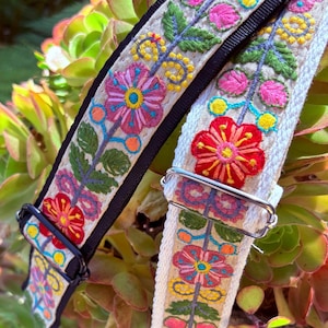Taschengurt / Gürtel 4 cm breit, verstellbar- Boho- gesticktes Blumenmuster- creme/schwarzes Gurtband mit gestickten Blumen- 72-54"