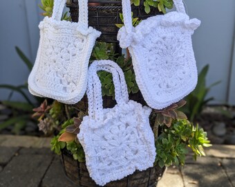 Small bag, white, crocheted, lined