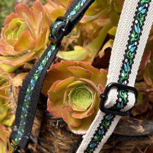 Taschengurt/Gürtel/Kameragurt 25mm breit, verstellbar - Boho- Brokat Blumendesiqn auf weinrotem Hintergrund - 72-54cm
