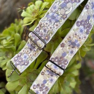 Correa para bolso o cámara bordada - 2” de ancho - fondo cremoso con tonos morados, diseño floral