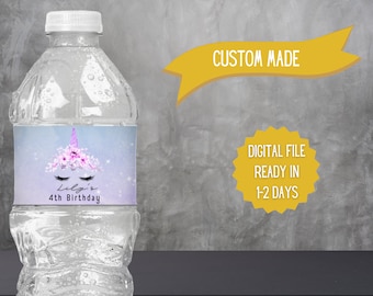 Könnte beinhalten: Eine durchsichtige Plastikwasserflasche mit einem lila und weißen Etikett mit Einhorn-Motiv. Das Etikett lautet "Lily's 4th Birthday".