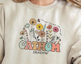 Personalized Cat Lover mom Gift, Mom of Cats Clothing, Unisex Cozy Fleece