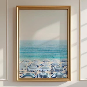 Impresión artística de sombrillas de playa azules / Póster digital de playa aérea / Arte mural de la Riviera francesa / Decoración costera imprimible / Descarga digital instantánea