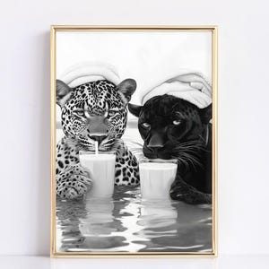 モダンなチーターとジャガーのカクテルアート | 白黒ファッション写真 | シックなバーカートの壁飾り | 印刷可能なジャングル動物のポスター
