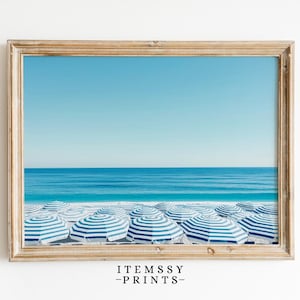 Impresión artística minimalista con sombrillas azules en la playa, vista aérea de la Riviera Francesa, póster digital costero, decoración de pared con arte costero imprimible de moda
