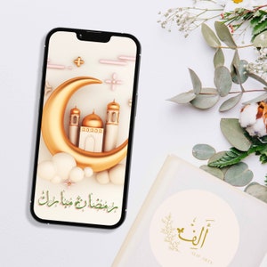 Könnte beinhalten: Ein Smartphone zeigt eine digitale Illustration eines Halbmondes mit einer Moschee darin, vor einem hellbeigen Hintergrund mit rosa und weißen Wolken. Der Text "Ramadan Mubarak" ist in arabischer Schrift am unteren Bildschirmrand geschrieben.