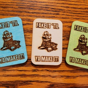 Alien im Bigfoot Kostüm Magnet