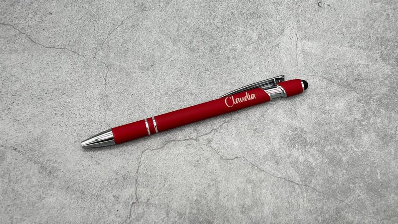 Personalisierter Kugelschreiber aus Metall mit Gravur, in den Farben Schwarz, Dunkelblau und Dunkelrot Rot