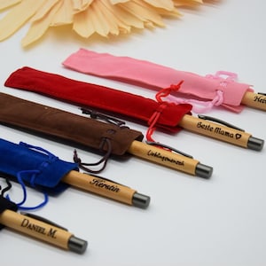 Personalisierter Kugelschreiber mit Gravur aus Bambus Holz + Stifttasche (Etui)