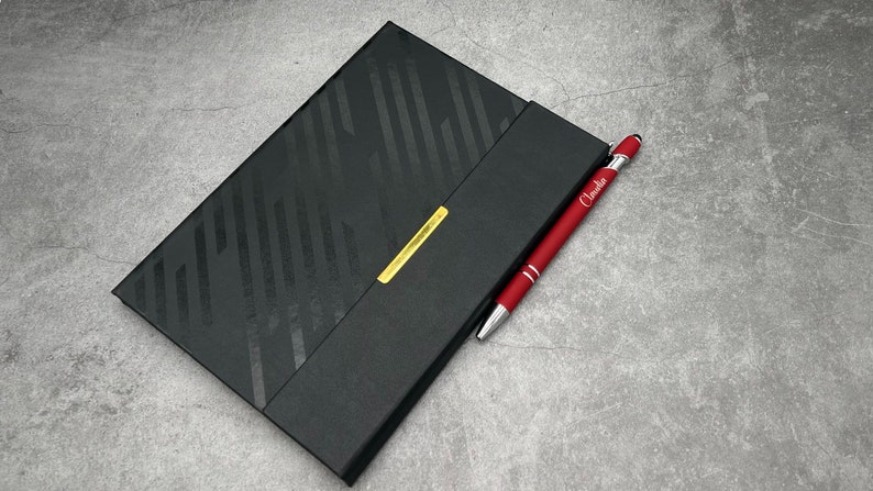 Personalisierter Kugelschreiber aus Metall mit Gravur, in den Farben Schwarz, Dunkelblau und Dunkelrot Bild 8