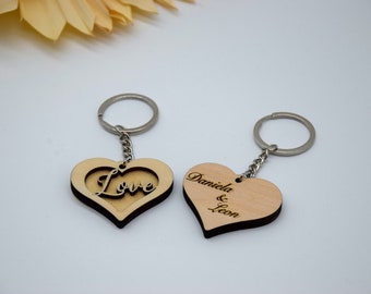 Personalized key ring with heart-shaped engraving made of wood