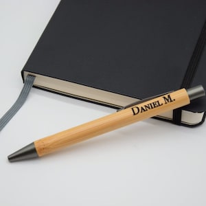 Personalisierter Kugelschreiber mit Gravur aus Bambus Holz + Stifttasche (Etui)