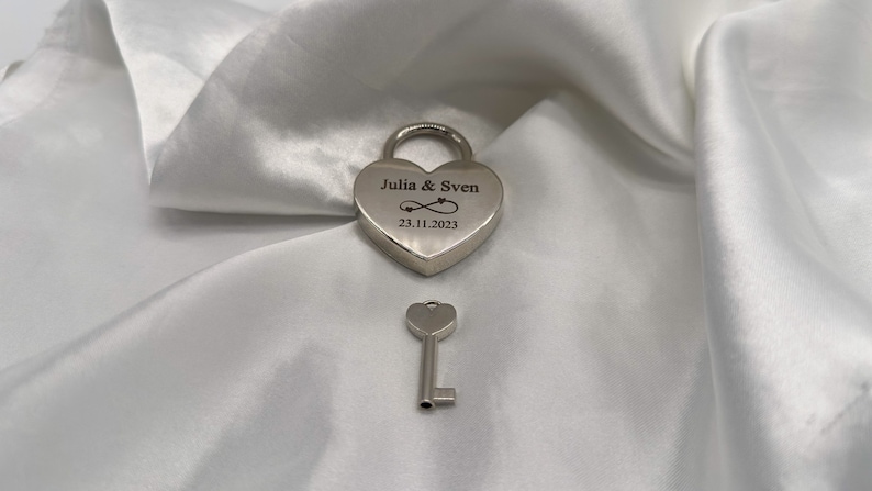 Personalized love lock, lock with heart-shaped engraving, romantic gift for partner on Valentine's Day, housewarming gift Silber