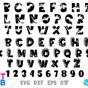 Pu&ograve; includere: Lettere dell'alfabeto in bianco e nero con impronte di dinosauro e silhouette di dinosauro. Le lettere sono maiuscole e includono i numeri da 1 a 0. Il testo "ART LAB" &egrave; nell'angolo in basso a sinistra. Il testo "SVG DXF EPS OTF" &egrave; al centro in basso dell'immagine.