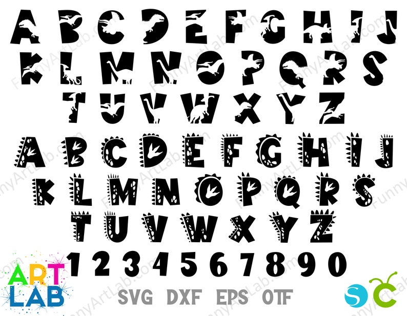 Pu&ograve; includere: Lettere dell'alfabeto in bianco e nero con impronte di dinosauro e silhouette di dinosauro. Le lettere sono maiuscole e includono i numeri da 1 a 0. Il testo "ART LAB" &egrave; nell'angolo in basso a sinistra. Il testo "SVG DXF EPS OTF" &egrave; al centro in basso dell'immagine.