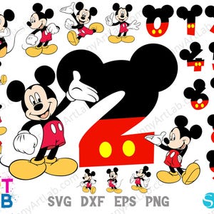 Puede incluir: Una colección de ilustraciones de Mickey Mouse y números del 0 al 9. Mickey Mouse se representa en varias poses, vistiendo sus característicos pantalones cortos rojos, zapatos amarillos y guantes blancos. Los números son rojos con detalles de botones amarillos y orejas negras de Mickey.