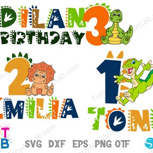 Pu&ograve; includere: Un set di due design di compleanno a tema dinosauri. Il primo design presenta il nome "DILAN" con il numero "3" e un dinosauro verde. Il secondo design presenta il nome "EMILIA" con il numero "2" e un dinosauro rosa e il nome "TONI" con il numero "1" e un dinosauro verde.